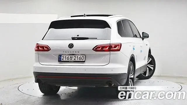Volkswagen Touareg 2023 — ფოტო 2/20
