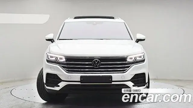 Volkswagen Touareg 2023 — ფოტო 11/20