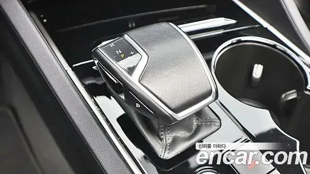 Volkswagen Touareg 2023 — ფოტო 8/20