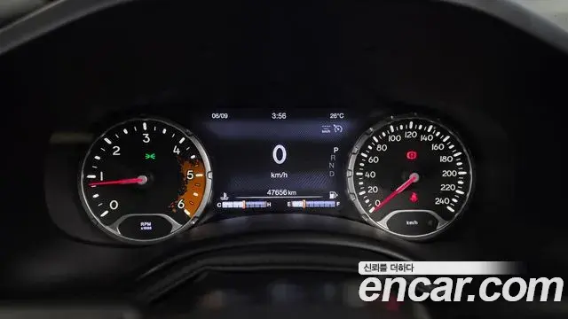 Jeep Renegade 2018 — Фото 8/20