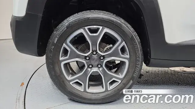 Jeep Renegade 2018 — Şəkil 9/31