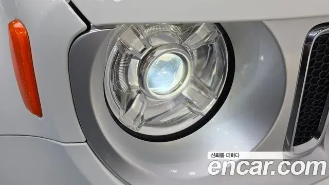 Jeep Renegade 2018 — Şəkil 16/31