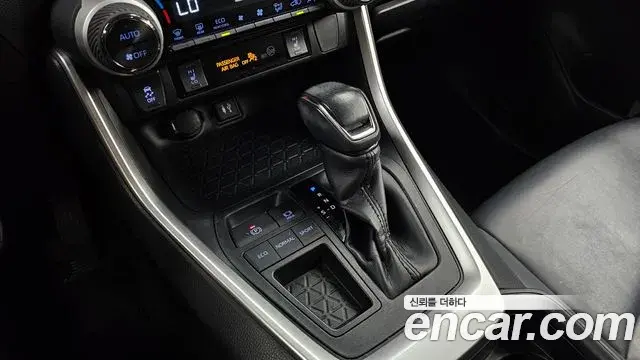 Toyota RAV4 2019 — Photo 8/20