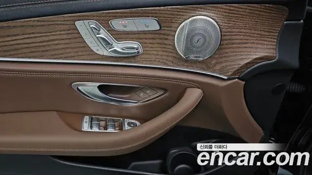 Mercedes-Benz E-Class 2023 — Photo 17/20