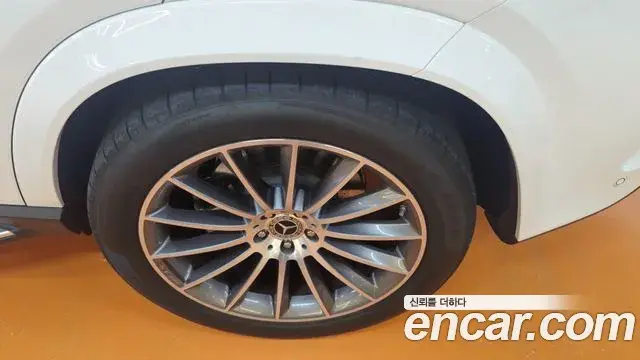 Mercedes-Benz GLE-Class 2025 — Photo 17/20