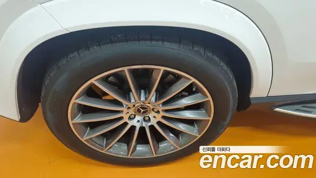 Mercedes-Benz GLE-Class 2025 — Photo 18/20