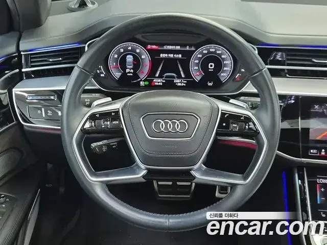 Audi A8 2021 — Фото 8/18