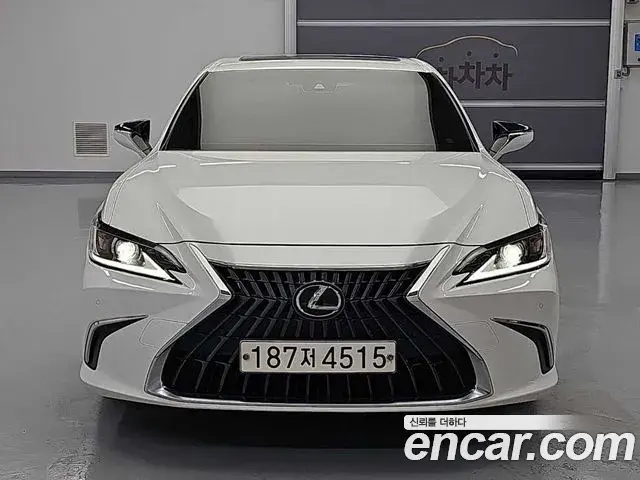 Lexus ES300h 2023 — ფოტო 18/19