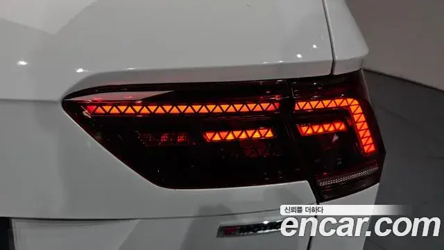 Volkswagen Tiguan 2018 — Şəkil 18/37