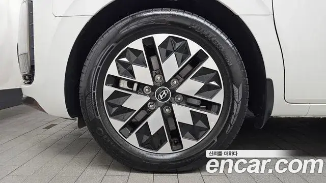 Hyundai Staria 2024 — Photo 5/20