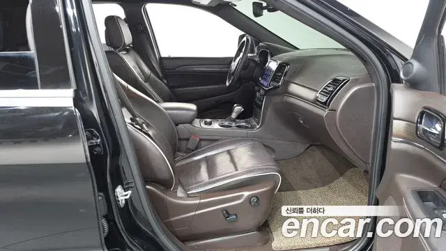 Jeep Grand Cherokee 2019 — ფოტო 8/20