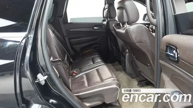 Jeep Grand Cherokee 2019 — ფოტო 18/20