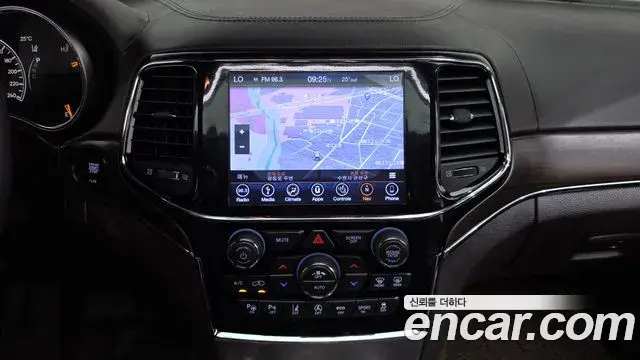 Jeep Grand Cherokee 2019 — ფოტო 19/20