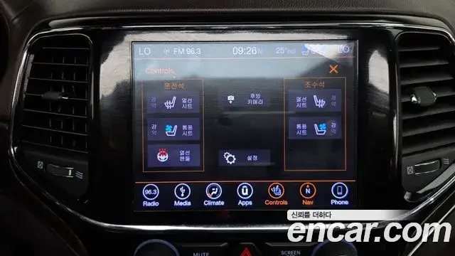 Jeep Grand Cherokee 2019 — ფოტო 17/20