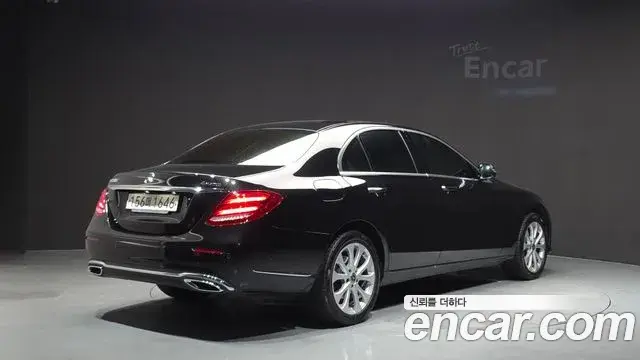 Mercedes-Benz E-Class 2020 — Photo 1/20