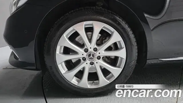 Mercedes-Benz E-Class 2020 — Photo 4/20