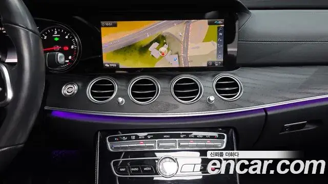 Mercedes-Benz E-Class 2020 — Photo 12/20