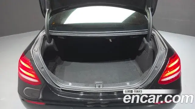 Mercedes-Benz E-Class 2020 — Photo 16/20