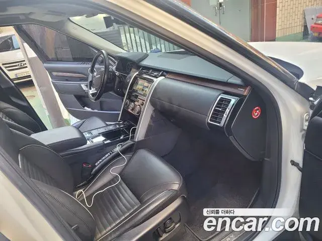 Land Rover Discovery 5 2018 — Photo 6/10