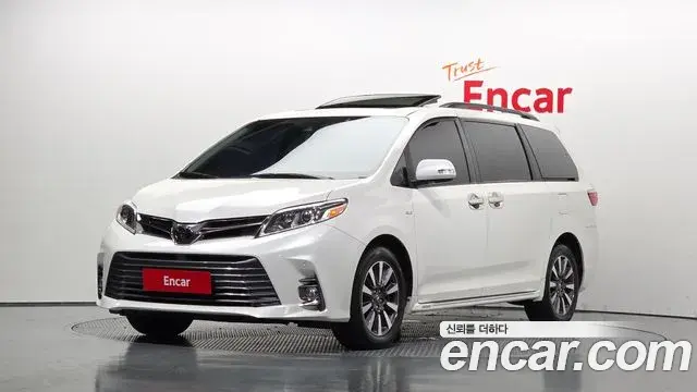 Toyota Sienna 2018 — Photo 1/20