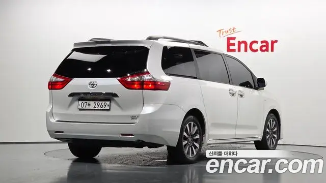 Toyota Sienna 2018 — Photo 2/20