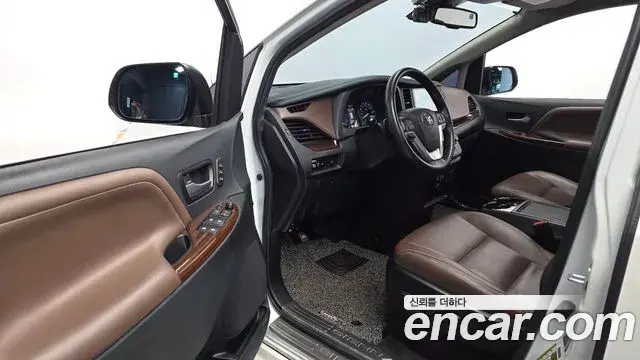 Toyota Sienna 2018 — Photo 10/20