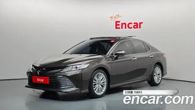 Toyota Camry 2019 — Фото 1/20