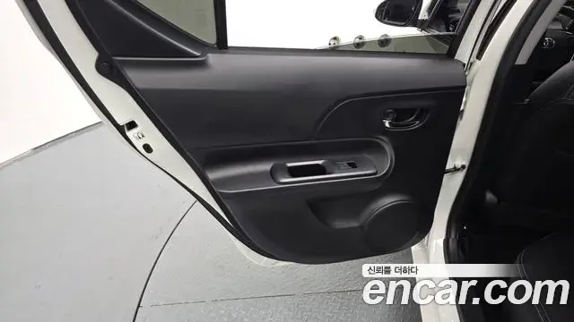 Toyota Prius C 2019 — Photo 5/31