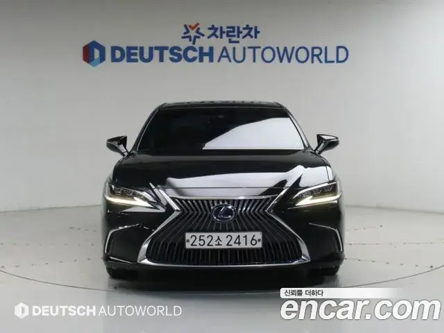 Lexus ES300h 2020 — Photo 2/19