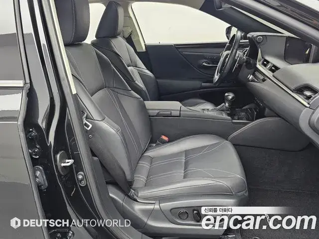 Lexus ES300h 2020 — Photo 5/19