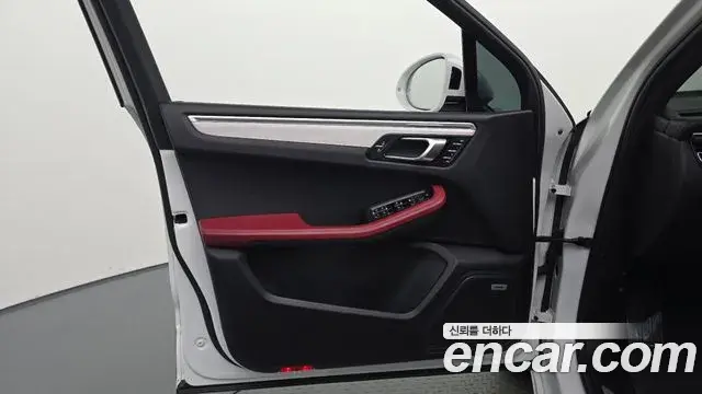 Porsche Macan 2022 — Şəkil 25/32