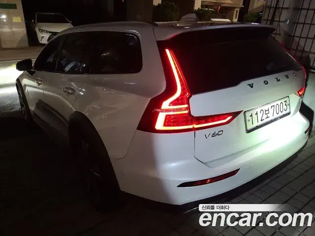 Volvo V60 Cross Country 2020 — Photo 8/20