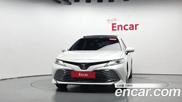 Toyota Camry 2019 — Фото 3/20