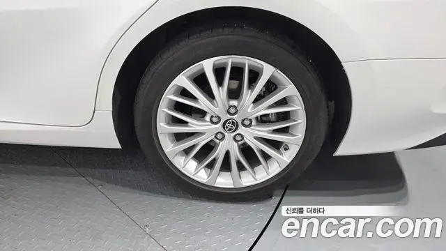 Toyota Camry 2019 — Photo 6/31