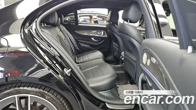 Mercedes-Benz E-Class 2022 — Photo 12/20