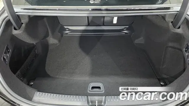 Mercedes-Benz E-Class 2025 — Photo 11/20
