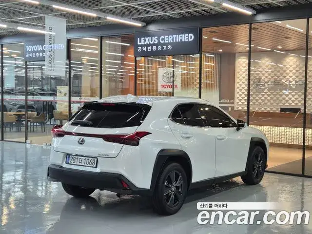 Lexus UX300h, 2025