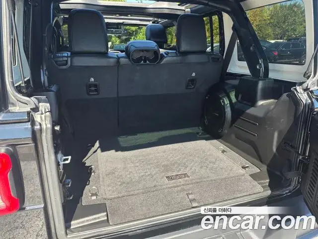 Jeep Wrangler 2020 — Photo 16/17