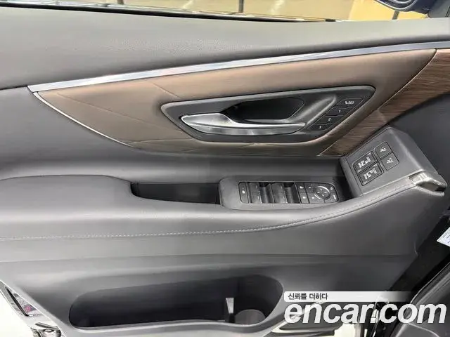Toyota Alphard 2023 — Photo 18/20