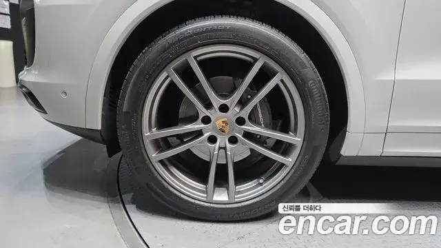 Porsche Cayenne 2023 — Photo 5/20
