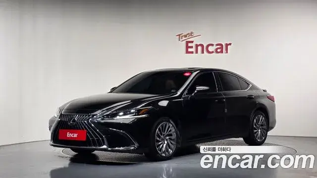 Lexus ES300h 2023 — Photo 1/20