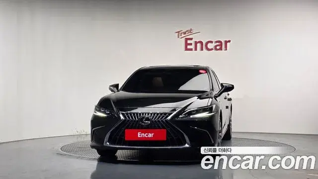 Lexus ES300h 2023 — Photo 3/20