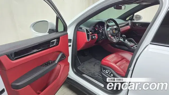 Porsche Cayenne 2020 — Photo 8/20