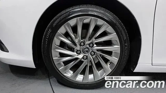 Lexus ES300h 2022 — Photo 5/20