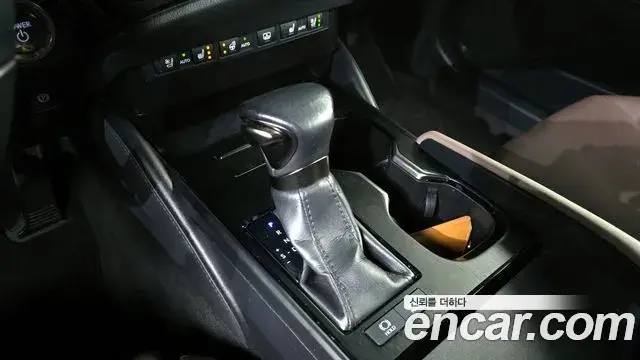 Lexus ES300h 2022 — Photo 9/20