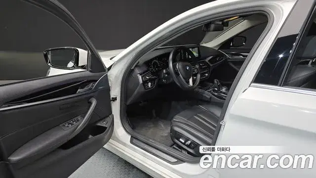 BMW 5 Series 2018 — ფოტო 14/20