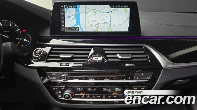 BMW 5 Series 2018 — ფოტო 17/20