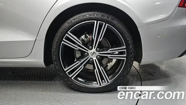 Volvo S60 2021 — Şəkil 13/20