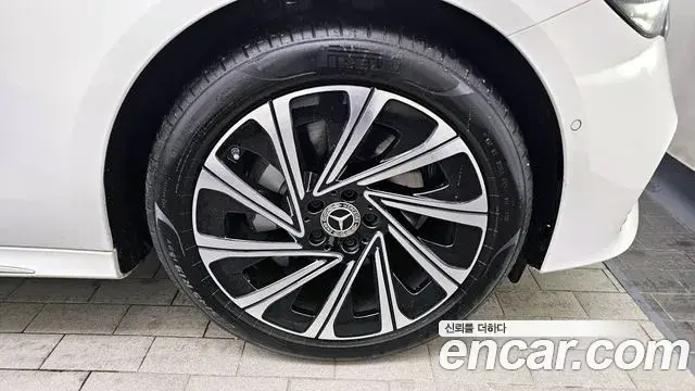 Mercedes-Benz E-Class 2025 — Photo 5/20