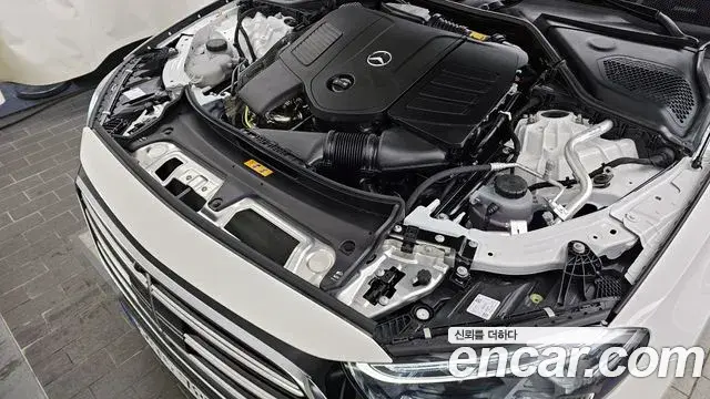 Mercedes-Benz E-Class 2025 — Photo 6/20